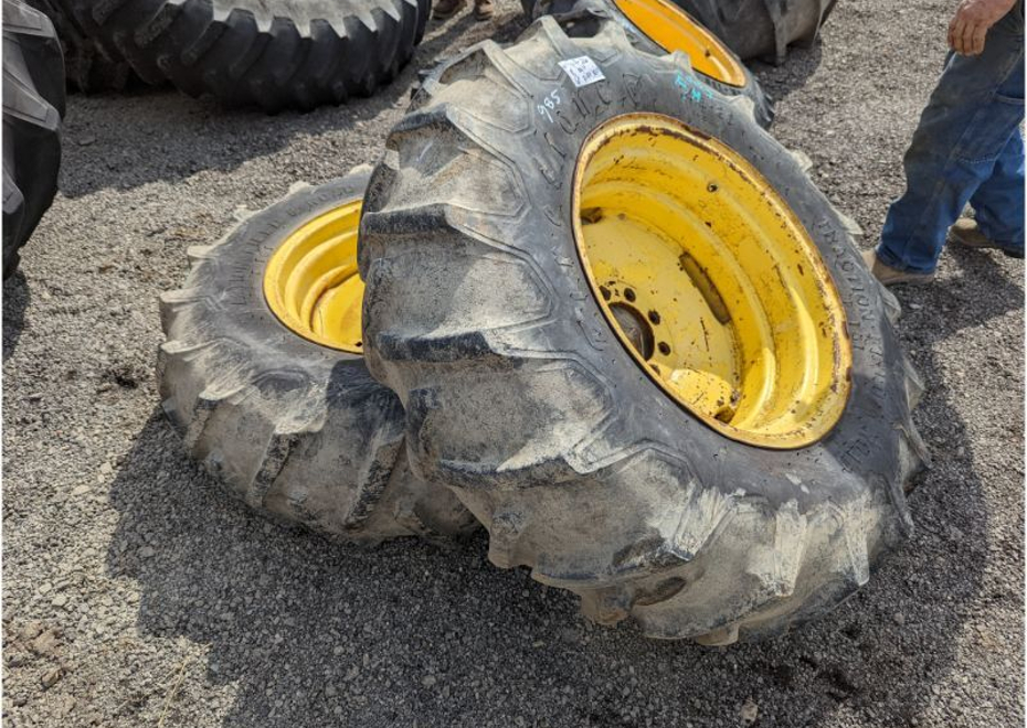 985