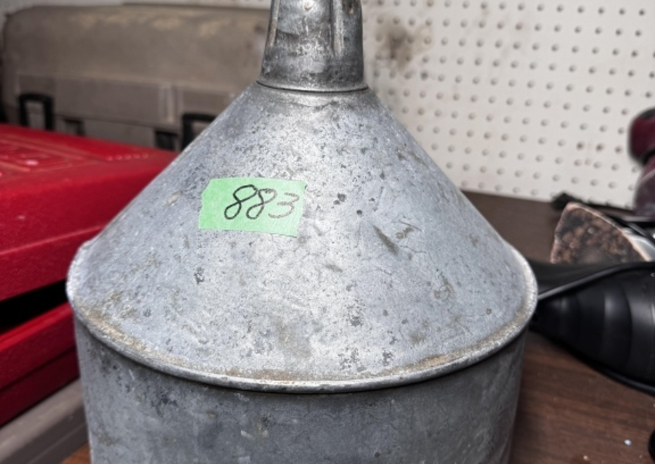883