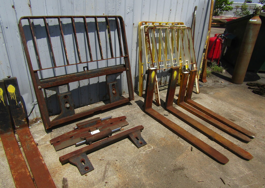 3838 e pontiac st 104