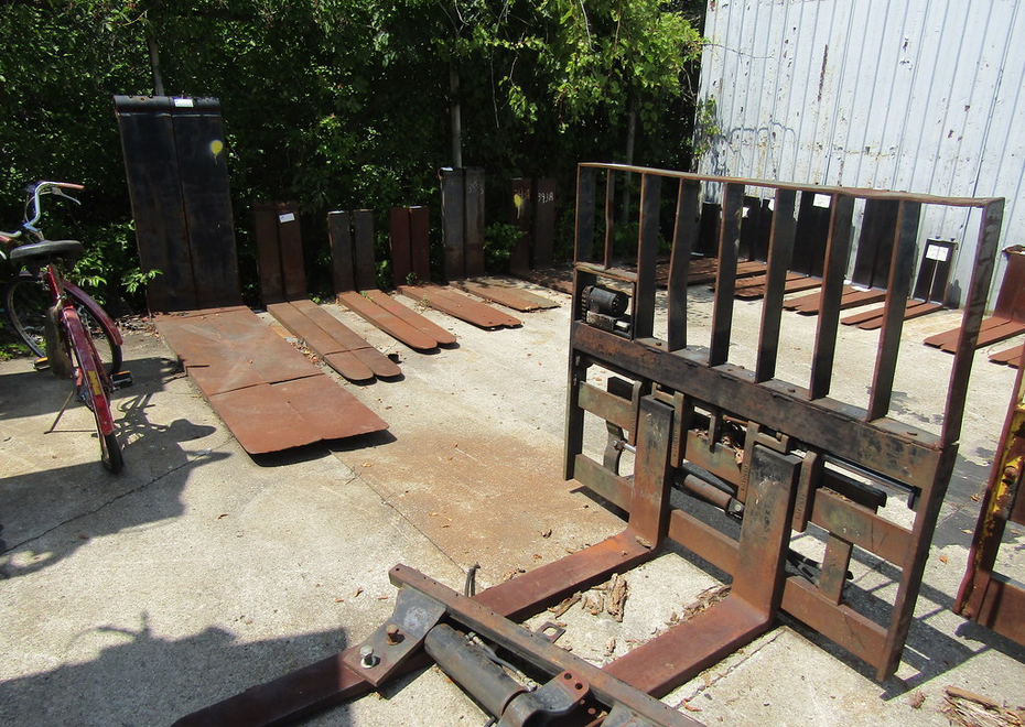 3838 e pontiac st 106