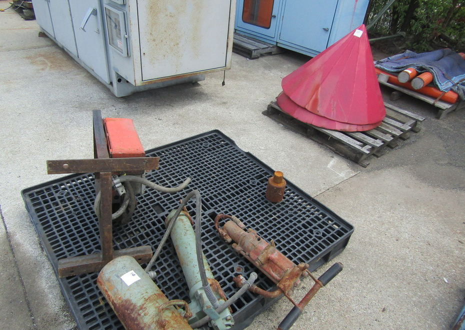 3838 e pontiac st 128