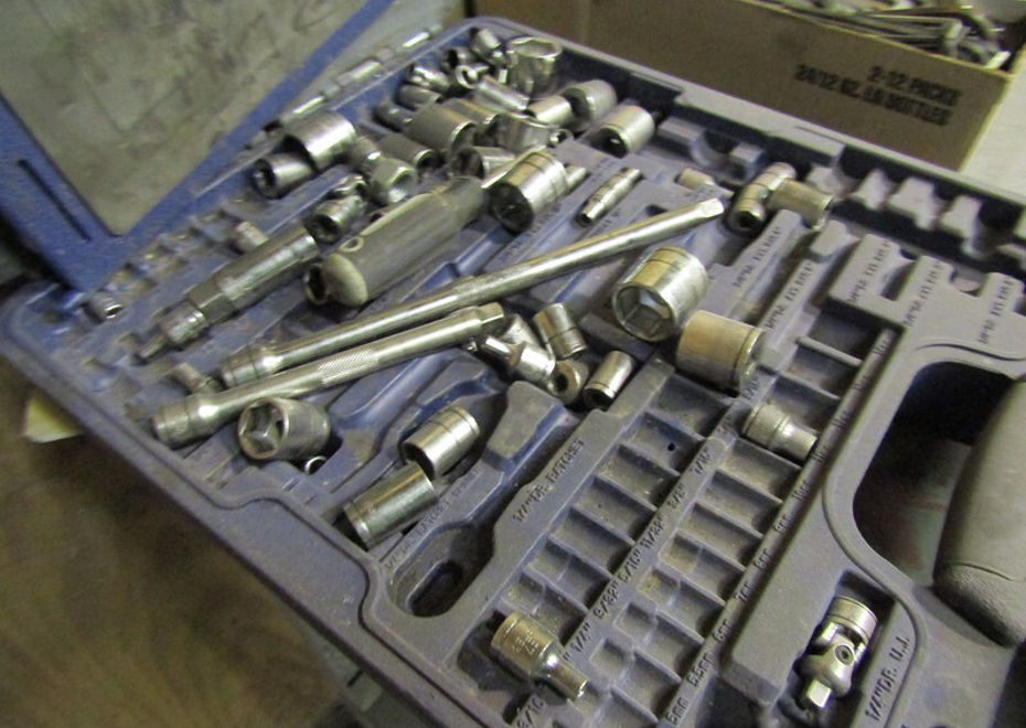 3838 e pontiac st 202