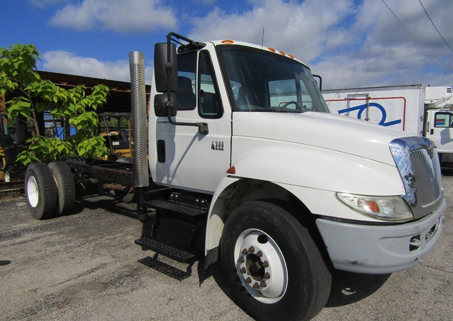 3838 e pontiac st 211