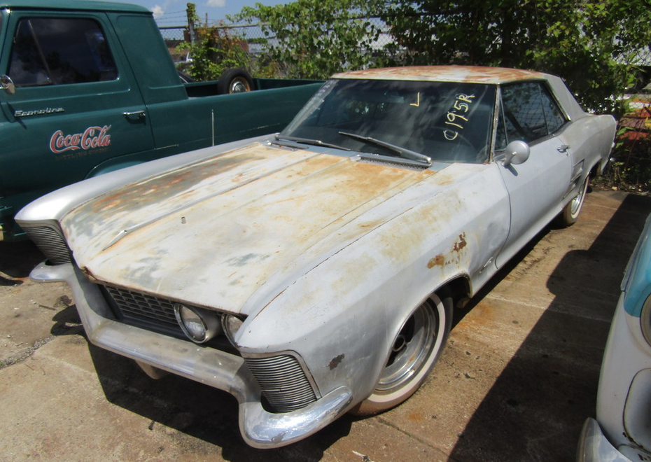 3838 e pontiac st 33