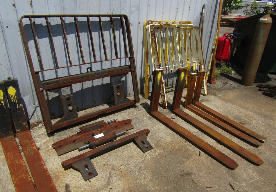 3838 e pontiac st 104